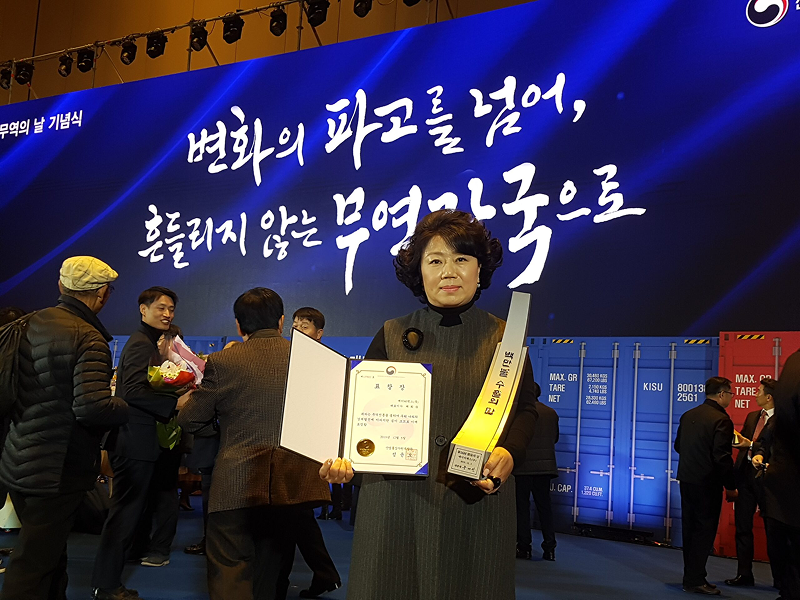 ATX CEO holding trade day award